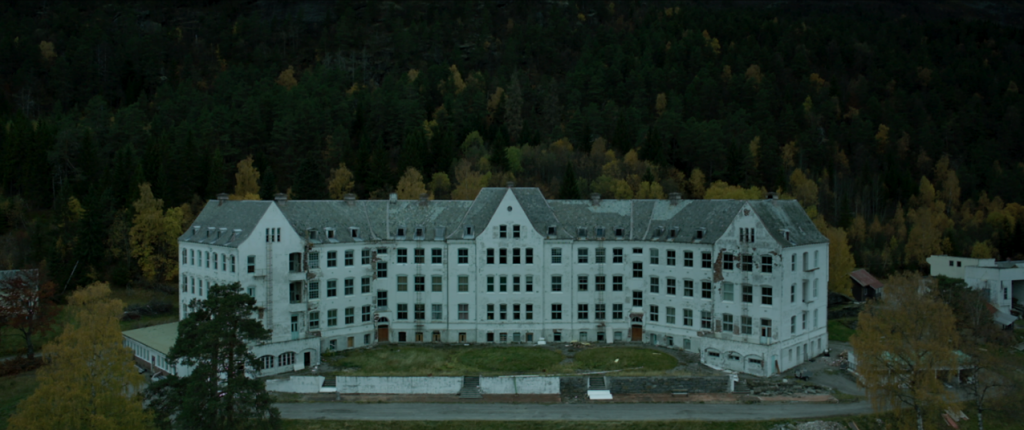 Luster Sanatorium har på mange måter hovedrollen i Villmark 2. For et fantastisk creepy bygg!